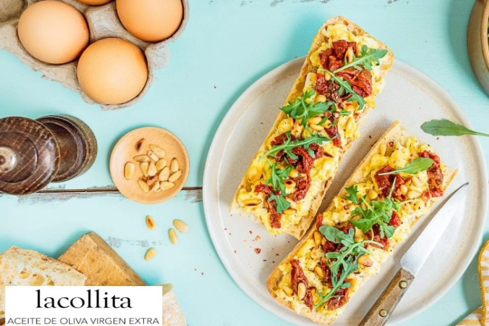 Tostas Con Huevos, Tomates Secos Y Rúcula